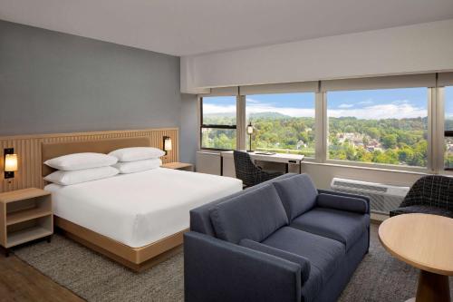 una camera d'albergo con letto e divano di Hyatt Regency Morristown a Morristown