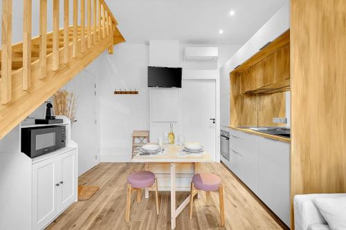 - une petite cuisine avec une table et deux tabourets dans l'établissement Magnificent duplex very well located, à Toulouse
