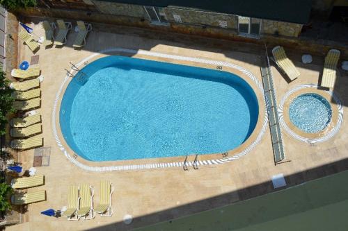 an overhead view of a large swimming pool with chairs at HOTEL MİTOS in Alanya