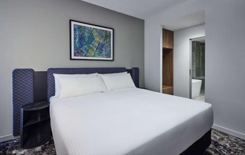 Un ou plusieurs lits dans un hébergement de l'établissement Adina Apartment Hotel Melbourne, Pentridge