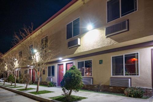 un edificio con luces en el lateral. en Quality Inn Bishop near Mammoth en Bishop