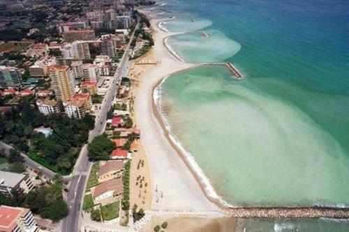 una vista aérea de la playa y del océano en Apartamento en la playa Els Terrers, en Benicàssim