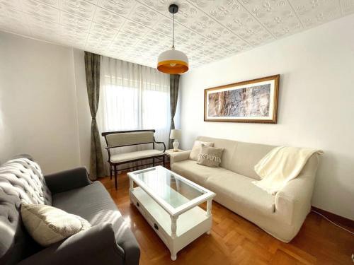 - un salon avec un canapé et une table basse dans l'établissement 167A La Costa de mis amores, à Gijón
