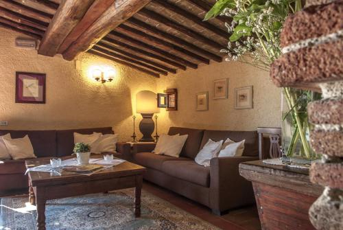 a living room with a couch and a table at Hotel Colle Etrusco Salivolpi in Castellina in Chianti