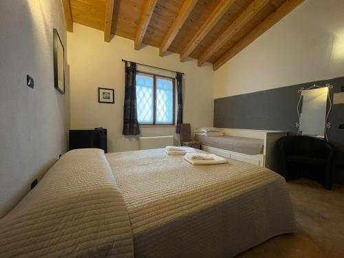 una camera con un grande letto e una finestra di Garda Lake - Appartamenti a Castelnuovo del Garda