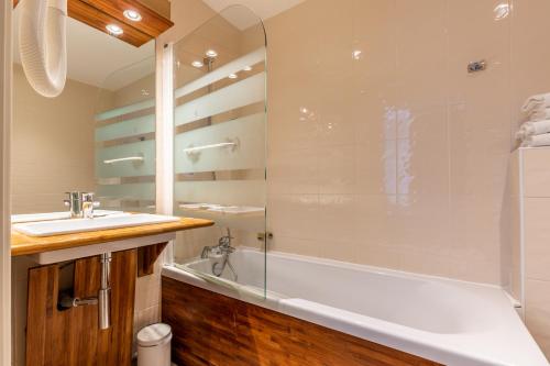Ένα μπάνιο στο Hotel Kyriad Saint Malo Centre Plage