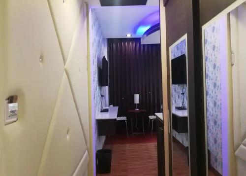 een kamer met een hal en een badkamer met een spiegel bij The Ring Khokmao Hotel 