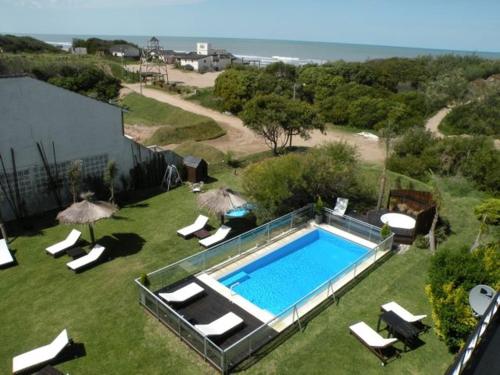 una vista aérea de una piscina con tumbonas y un océano en Wanglen Hotel en Ostende