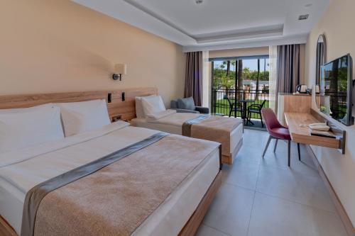 um quarto de hotel com uma cama e um sofá em Swandor Hotels & Resorts - Kemer em Kemer