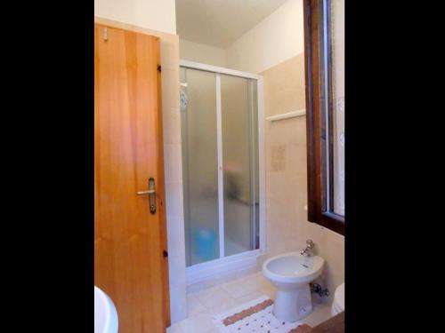 y baño con aseo y ducha acristalada. en Stunning holiday home in Molina di Ledro near lake, en Molina di Ledro