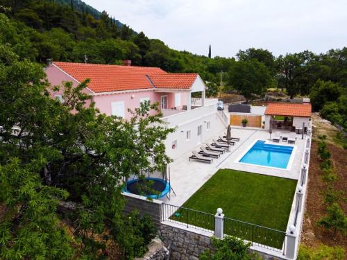 una vista aérea de una casa con piscina en Luxurious Villa in Gruda with Pool, en Nartiće