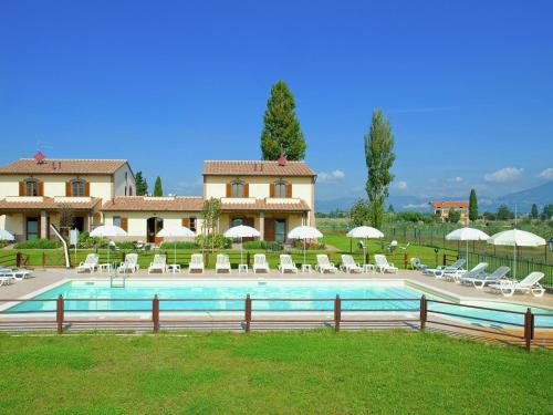 a swimming pool in front of a house at Romantic Countryside Escape in Tordandrea