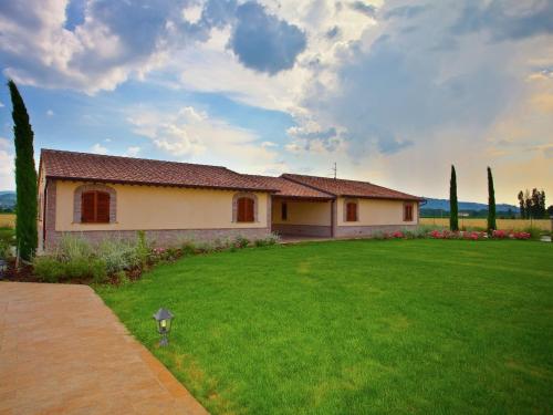 a house in a yard with a green lawn at Romantic Countryside Escape in Tordandrea