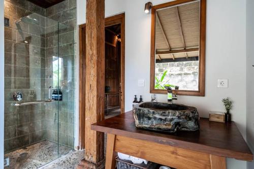 uma casa de banho com um lavatório e um chuveiro em The Padang Villa Uluwatu em Uluwatu
