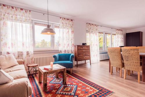 sala de estar con sofá y mesa en Schwanensee Appartements, en Sommerach