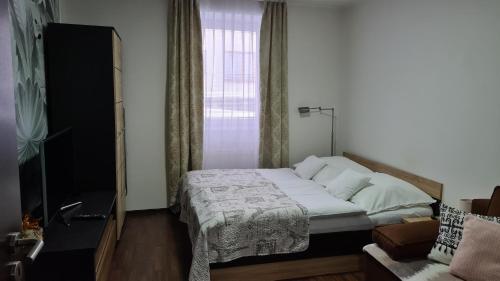 - une petite chambre avec un lit et une fenêtre dans l'établissement Olomouc, à Olomouc