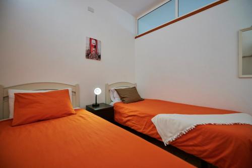 two beds sitting next to each other in a room at Apartamento Mar y Sol Tamaduste con terracita y barbacoa a 12 metros del mar in Tamaduste