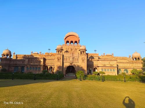 un gran edificio con césped delante en Karina art Home stay 50 meters from Rampuria haveli, en Bikaner