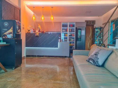uma sala de estar com um sofá e um balcão em ZANI APART HOTEL 520i em Porto Velho