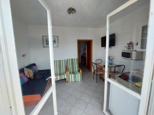 kuchnia i salon z kanapą i stołem w obiekcie Apartment in Okrug Gornji 6196 w mieście Okrug Donji