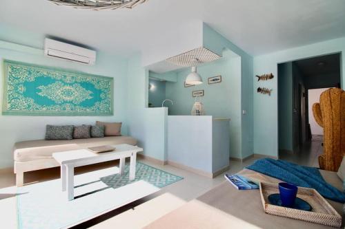 sala de estar con sofá y mesa en Agradable apartamento con terraza en Formentera en Es Pujols