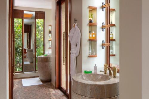 Koupelna v ubytování Anantara Maia Seychelles Villas