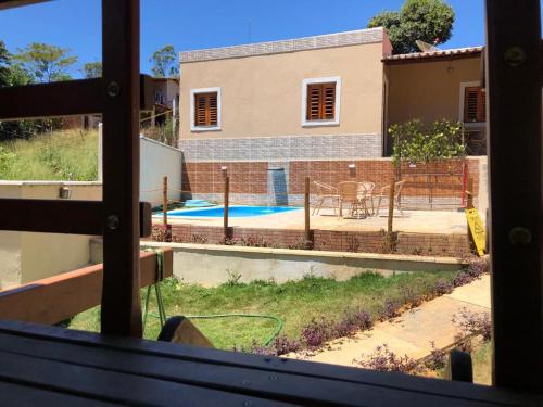 Cette maison offre une vue sur la piscine. dans l'établissement Monte Suiço - Chalés para locação, à Guaramiranga