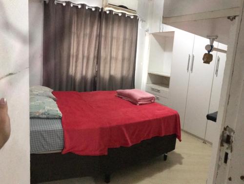 Uma cama ou camas num quarto em Apto no centro de Balneário com churrasqueira e estacionamento gratuito