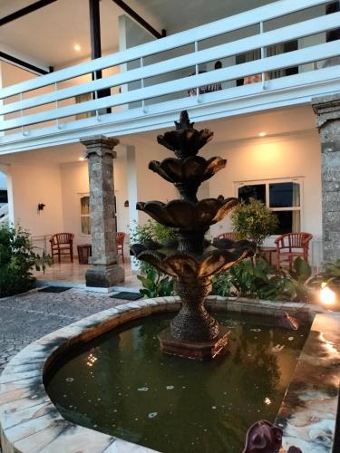 Grand Kumala Hotel - Hotel Kumala Legian Kuta Baliにある庭