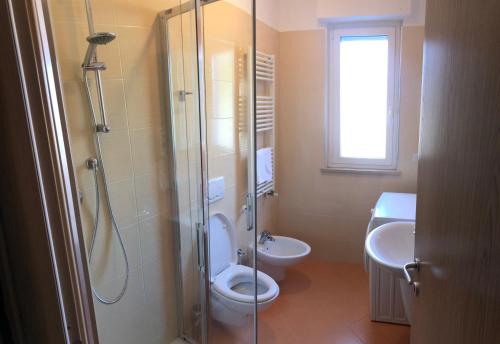 シルヴィ・マリーナにあるAppartamento al mareのバスルーム(シャワー、トイレ、シンク付)