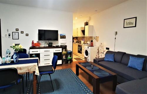 GAJ Apartment - Air condition - Free Parking في كراكوف: غرفة معيشة مع أريكة وطاولة