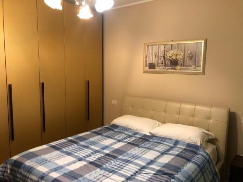 シルヴィ・マリーナにあるAppartamento al mareのベッドルーム1室(ベッド1台付)が備わります。壁には絵画が飾られています。
