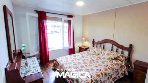 1 dormitorio con cama y ventana en Quinta Aires en San Rafael
