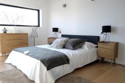 a bedroom with a large bed and a window at Luxueux Domaine Dal Cayrou grande piscine Cahors in Cahors