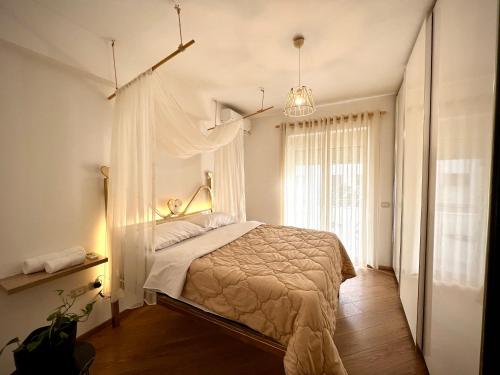 1 dormitorio con cama y ventana. en Luxury Apartments in City Center, en Durrës