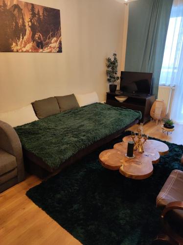 a living room with a large couch and a table at Ski Apartmán Sajmon so saunou in Makov