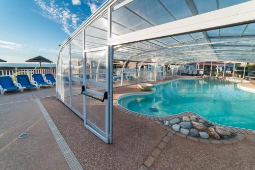 - une piscine sur le pont d'un bateau de croisière dans l'établissement borddemer hôtellerie de plein air, à Saint-Michel-Chef-Chef