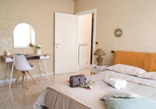une chambre avec un lit, un bureau et une chaise dans l'établissement Lilium Apartment, Parco Velino Sirente, à Celano