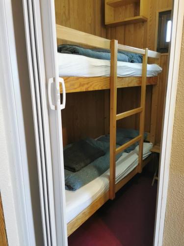 quelques lits superposés dans une chambre dans l'établissement MyHome - Plein Soleil 36 - Studio cabine 4 pax ski in&out, à Tignes