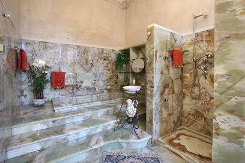 y un baño grande con ducha y lavabo. en Villa Ghiringhelli en Azzate