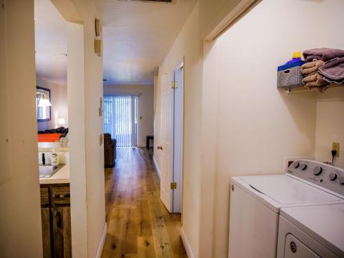 Ett kök eller pentry på Spacious Townhome Ocala, Central Location, Newly Renovated, Pets Welcome