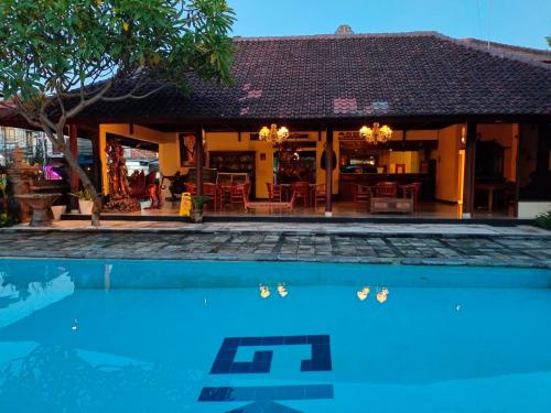 Grand Kumala Hotel - Hotel Kumala Legian Kuta Baliの敷地内または近くにあるプール