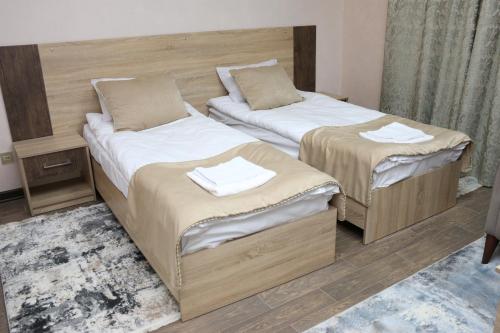 2 camas individuais num quarto com em Classic Hotel em Qusar