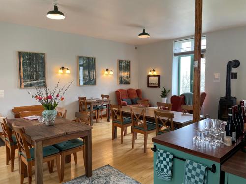 Saint-Pierre-dʼEntremont的住宿－l'Ancienne Ecole du Villard，一间带桌椅的客厅和一间餐厅