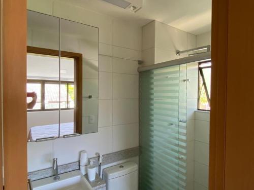 W łazience znajduje się umywalka i lustro. w obiekcie Muro alto Bangalô beach class ecolife w mieście Porto de Galinhas