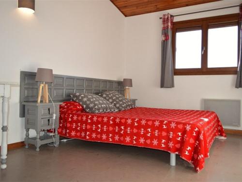 une chambre avec un lit avec une couverture rouge dans l'établissement Duplex chaleureux 4 pièces avec belle terrasse fermée, parking, près des pistes - 8 pers, Bolquère - FR-1-592-21, à Bolquère-Pyrénées 2000