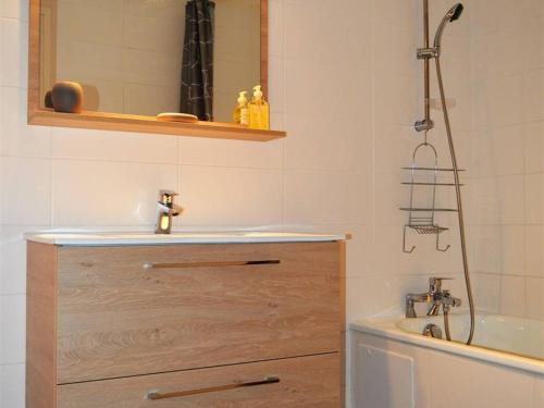 une salle de bain avec un lavabo et une baignoire dans l'établissement Duplex chaleureux 4 pièces avec belle terrasse fermée, parking, près des pistes - 8 pers, Bolquère - FR-1-592-21, à Bolquère-Pyrénées 2000