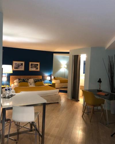 une chambre avec deux lits et une table et des chaises dans l'établissement Couette et Café, à Montpellier