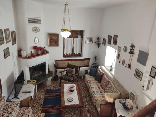 - un salon avec un canapé et une cheminée dans l'établissement Athena's Guest House, à Stagiates