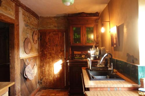 cocina con fregadero y pared de madera en Przytulny dom z kominkiem en Dobiegniew